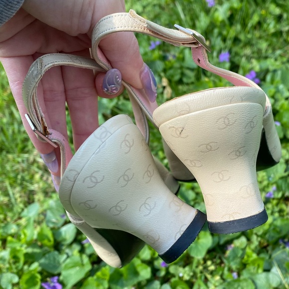 Chanel shoes with small heel - Picture 3 of 16